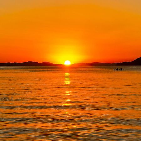 T2 Avec Terrasse & Parking A 5 Min Du Centre, 10 Min Des Plages Hyeres Luaran gambar